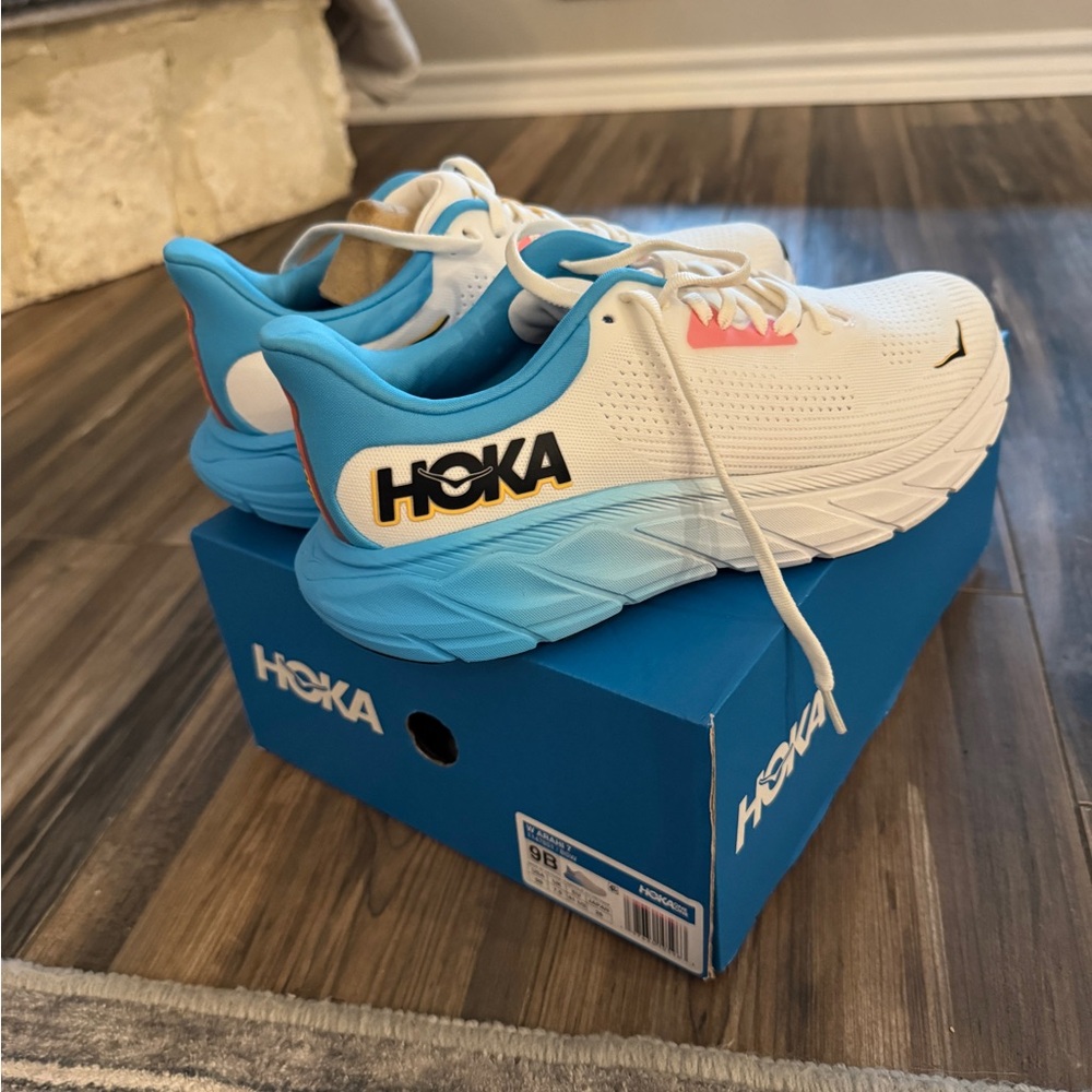 HOKA Women’s Arahi 7 White and Blue Running Shoes